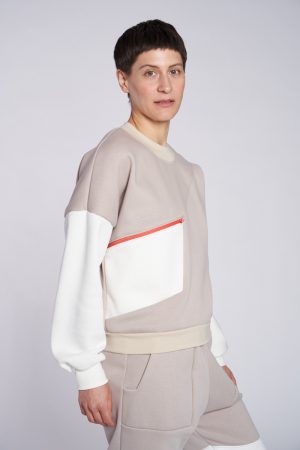 Cremefarbener Sweater mit Tasche von Elternhaus